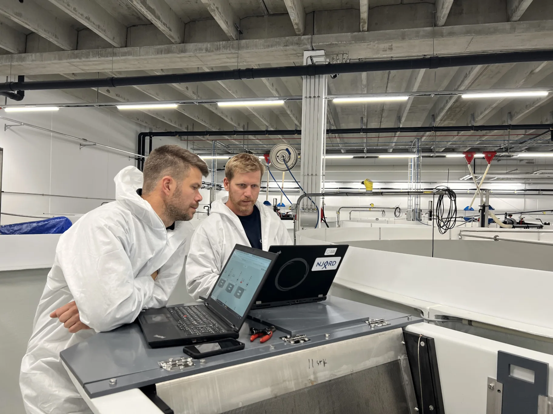 Ingeniører overvåker RAS-systemer